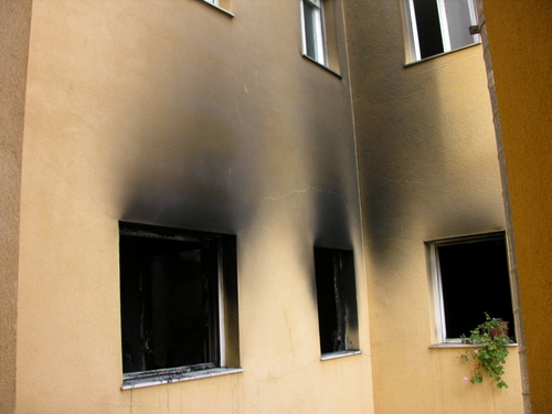 765. 150408. 31. Incendio en una vivienda de la Avenida de la Juventud.