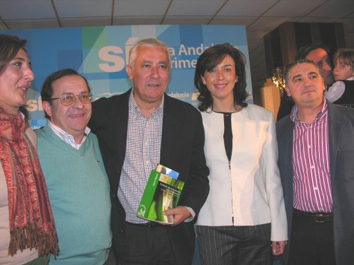 737. 150207. 08. Javier Arenas junto a María Luisa Ceballos y demás concejales PP. (Foto, M. Osuna).