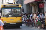 775. 150908. 27. El bus urbano en medio de la carrera ciclista.