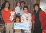 738. 010307. 23.  Familia A. Ceballos de Fuente-Tójar que ha recibido un cheque de 1.000 euros del Ayuntamiento.