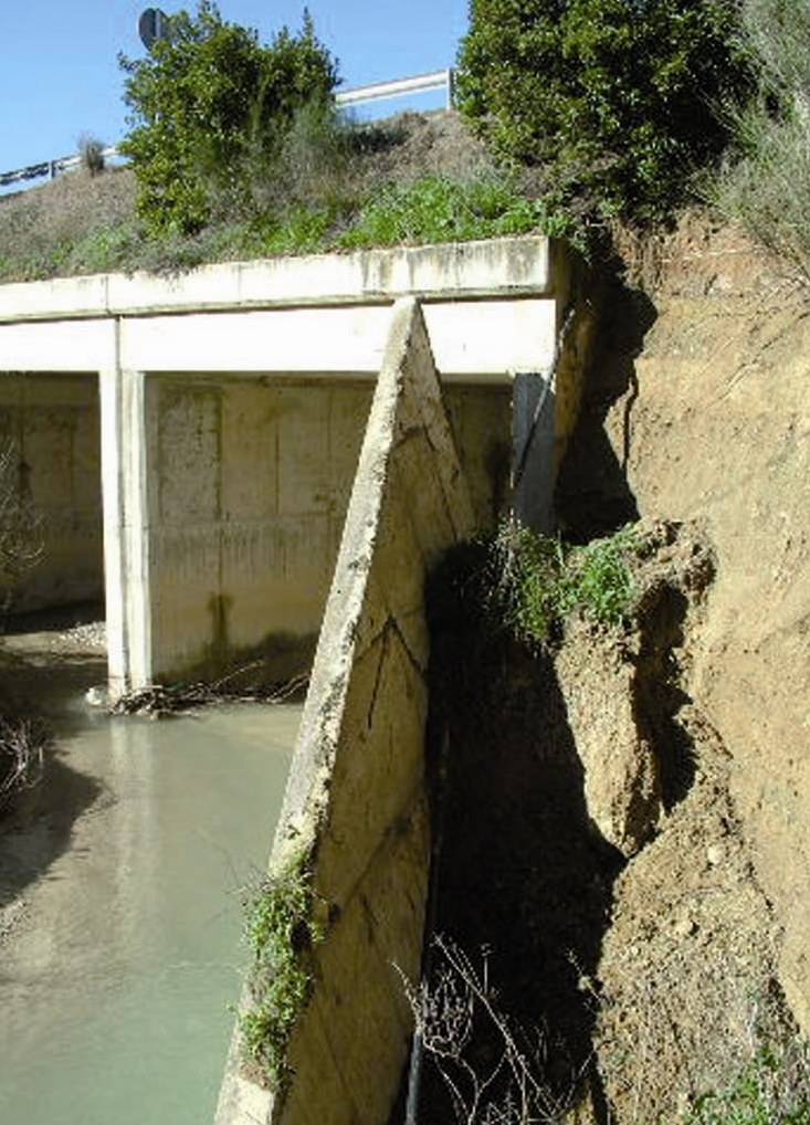 785. 150209. 31. El puente sobre el río Salado, dañado por la lluvia.