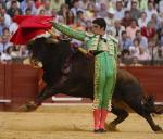 811-812. 150310. 02. Miguel Ángel Perera, en un lance de espaldas.