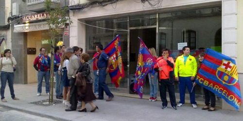 816. 010610. 59. Aficionados del Barça celebran el título de liga.