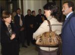 747. 150707. 13. Manuel Montes, a la derecha, es recibido por la ministra Elena Espinosa.