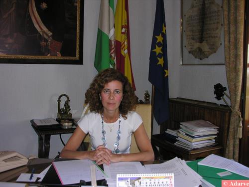 748. 010807. 12. La alcaldesa Encarnación Ortiz en su despacho. (Foto, Guti).