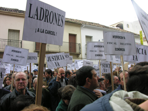 752. 011007. 13. Manifestación en las puertas juzgado de los afectados por el caso Almazaras. Diciembre 2005.
