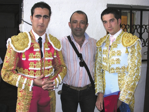 754. 011107. 08. El Fandi, Manolo Osuna y Curro Jiménez, en la alternativa.