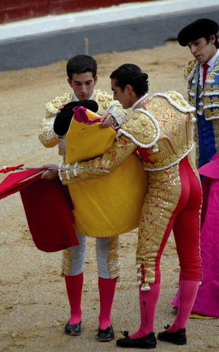 754. 011107. 21. Alternativa de Curro Jiménez en Jaén. (Fotos, M. Osuna y A. González).