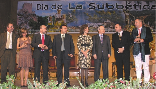 756. 011207. 11. La alcaldesa, Encarnación Ortiz, junto a los galardonados el "Día de la Subbética". (Foto, M. Osuna).
