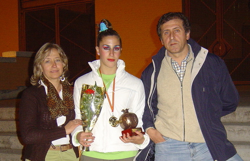 757-758. 151207. 92. La campeona Julia Ortega con sus padres.