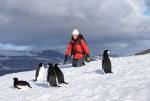 759. 150108. 24. Carmen Mª. Carrillo Reina en la Antártida, estudiando a los pingüinos.