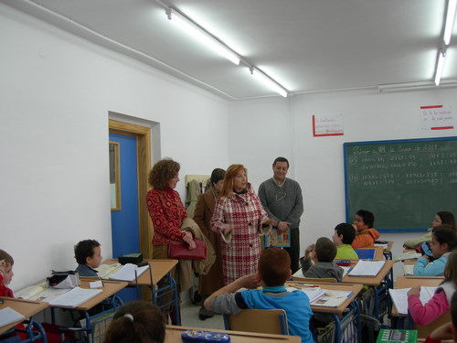 760. 010208. 03. La delegada provincial de Educación inaugura las obras del C. V. de la Cabeza.
