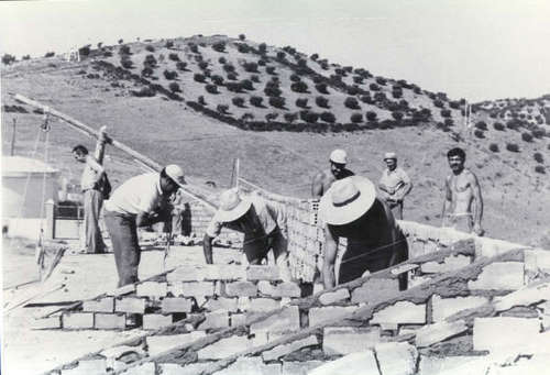 762-763. 010308.29. Los hermanos trabajando en la ermita del Calvario por la década de los 70.