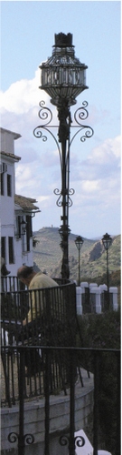 765. 150408. 06. Farola del Balcón del Adarve, construida en los años republicanos.