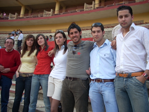 765. 150408. 07. Grupo de jóvenes asistentes a la corrida de Currro Jiménez en Córdoba.