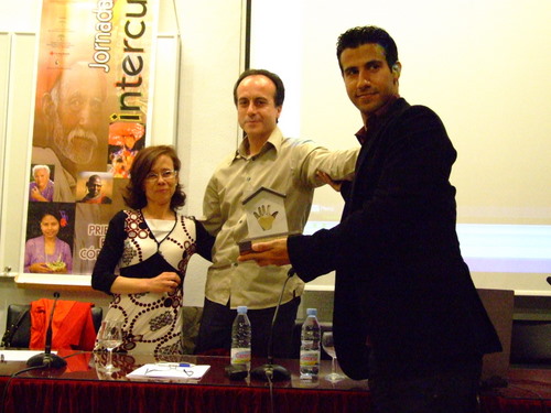 766. 010508. 05. José Morillas recibe el premio a la solidaridad de Lugarsur. (Foto, E. Alcalá).