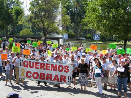 771. 150708. 19.  Afectados del caso Almazaras se manifiestan en Córdoba.