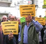 733-734.09. Manifestantes del caso Almazaras ante las puertas del juzgado.