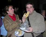 737. 150207. 19. Comiendo roscas en la plazuela de San Pedro el día de La Candelaria. (Foto, M. Pulido).