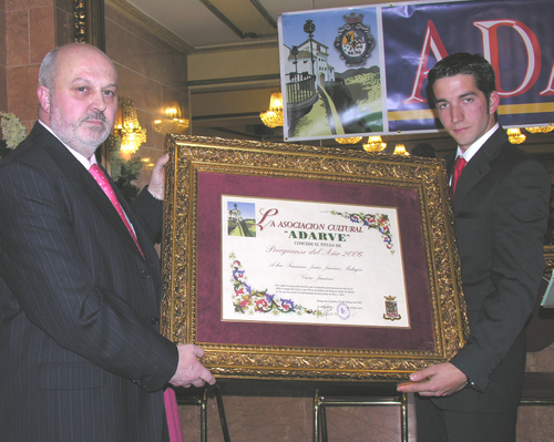 738. 010307. 02. Entrega del título Prieguense del  Año 2006. Manuel Pulido y Curro Jiménez.
