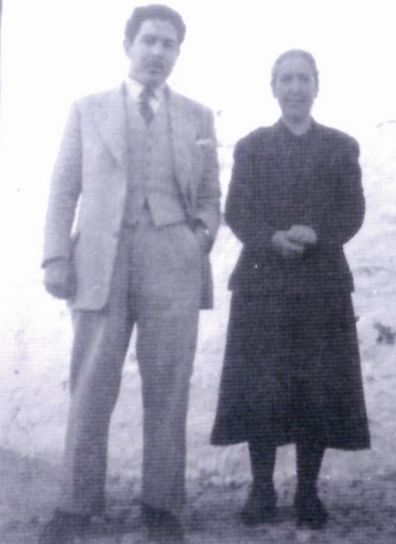 776. 011008. 11. Antonio Povedano junto a su madre. 1949.