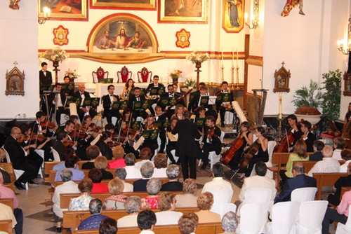 776. 011008. 37. La "Orquesta Ciudad de Priego" entusiasma en Villaviciosa.