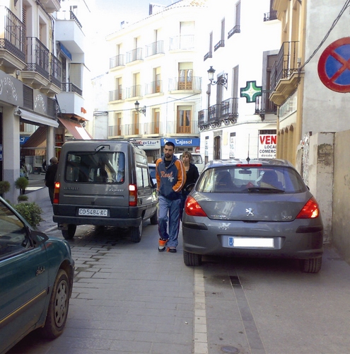 779. 151108. 27. Coches aparcados en la calle Ribera.