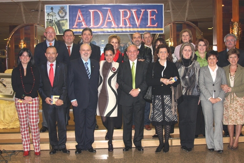 786. 010309. 38. Rocío Peláez con los miembros de la "Asociación Cultural Adarve". (Guti).