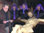 739-740. 150307. 21. Rafael Calvo recitando un poema al Cristo de la Buena Muerte. (Foto, Manuel Pulido).