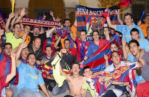 793. 150609. 31. Aficionados del Barça celebran el triplete en el Paseíllo.