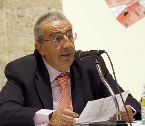 800. 011009. 34. El conferenciante Rafael Pedrajas. (M. Osuna).