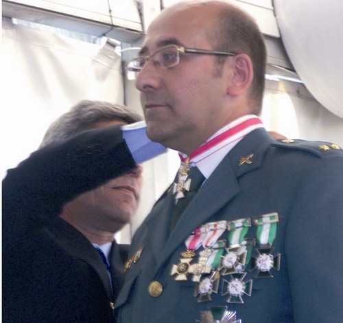 802. 011109. 45. El teniente Francisco Alcalá, condecorado con la orden de S. Hermenegildo.
