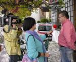 804. 011209. 07. Malu Toro entrevistando a pie de calle.