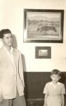 805-806. 151209. 28. Rafael Barrientos  y su hijo Antonio. Premio en la exposición de pintura celebrada en el Casino. (02-09-195