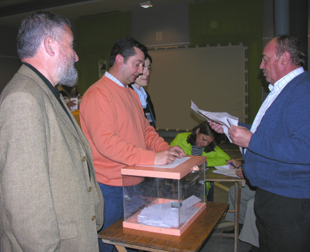 743. 150507. 10. Votación en la Cooperativa del Nazareno para la fusión con Virgen del Castillo. (Foto, Manuel Pulido).
