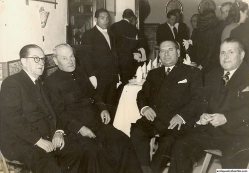 00.05.036. El sacerdote M. Ariza con José Luis Gámiz y otros amigos. (Foto Ricardo).