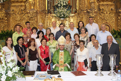 La Coral Alonso Cano con el obispo Mario Iceta