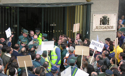 Manifestación en las puertas del Juzgado de Priego.