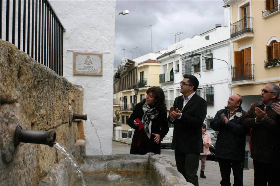 Inauguración de una placa en la Puerta Granada