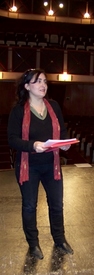 La actriz prieguense Carmen Serrano impartiendo un curso de interpretación
