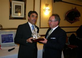Victorino MartÃ­n recibe el premio (R.C.C.)